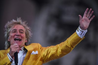 Rod Stewart To Play Glastonbury Legends Slot