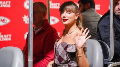 Chiefs DBs Coach Reveals He Received a Special Victory Treat From Taylor Swift