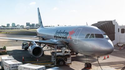 Emergency Jetstar landing after take-off mishap