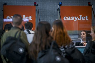 EasyJet Annual Profit Rises 40% On Package Holidays