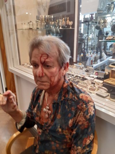 Shocking moment celebrity antiques expert attacked by two men with hammers in Chelsea