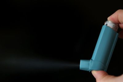 Doctors urged to ditch blue inhalers for asthma treatment over climate concerns