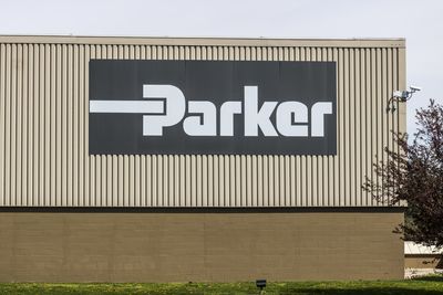 Are Wall Street Analysts Predicting Parker-Hannifin Corporation Stock Will Climb or Sink?