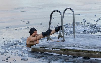 Best cold water swimming gloves for protection on open-air plunges this winter