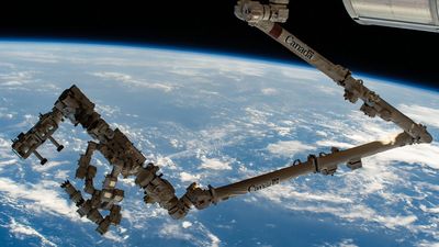 Astronaut catches Dextre space robot 'busting a move' outside ISS — for science (video)