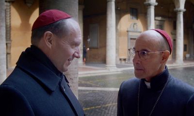 Conclave review – Ralph Fiennes shines as papal election results in high-camp gripper