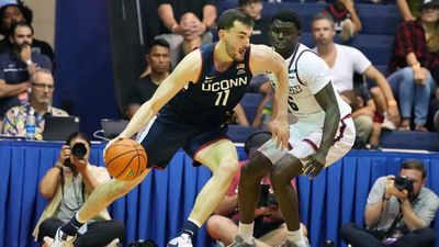 Alex Karaban Sent to Maui Hospital After Hard Fall in UConn's Third Straight Loss