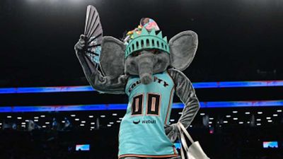 New York Liberty's Mascot Ellie Makes Macy's Thanksgiving Day Parade History