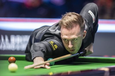 Judd Trump sees off John Higgins in UK Championship final-frame decider