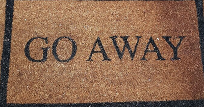 35 Times People Saw Some Really Amusing Or Witty Doormats And Couldn’t Help Posting Their Findings