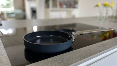 I've finally found a frying pan that saves space - of course, it's Joseph Joseph