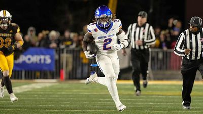 Ashton Jeanty, Boise State Running Backs Warm Up Shirtless on Frigid Day in Idaho