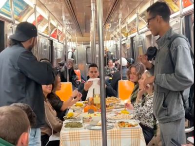 New Yorkers host lavish Thanksgiving dinner in middle of subway car