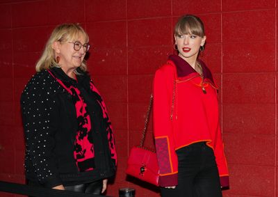 Taylor Swift arrived with Donna Kelce in bright red for Chiefs-Raiders Black Friday game