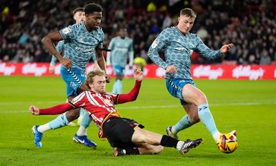 Tom Davies hits late winner to sink Sunderland and put Sheffield United top