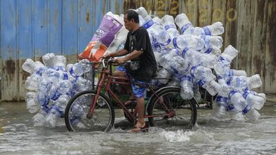 Waste pickers battle for recognition at plastic treaty talks