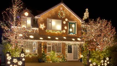 5 things you should never do when hanging Christmas lights