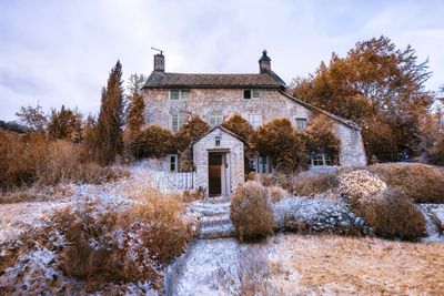 The Holiday cottage doesn’t actually exist – but here are 10 cosy countryside stays just like it