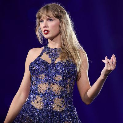 Taylor Swift Fans Are Melting Down Trying to Decipher a Hand Gesture She Made at the Latest Eras Tour Stop