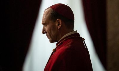 Conclave review – Ralph Fiennes is almighty in thrilling papal tussle