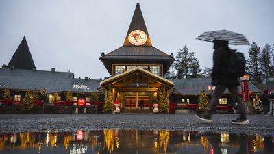 As Arctic climate warms, even Santa runs short of snow