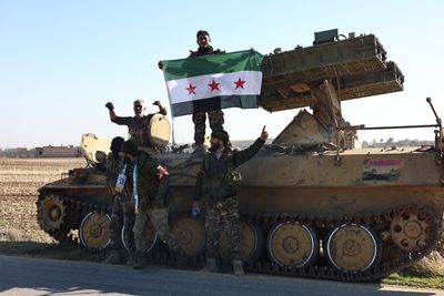 Syria opposition fighters push towards Hama as gov’t forces launch assault