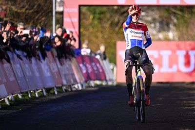 Lucinda Brand dominates women's Dublin UCI Cyclocross World Cup