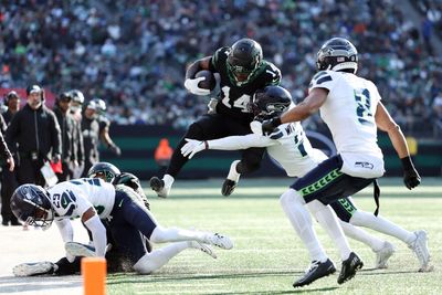 Seahawks CB Josh Jobe flattens lead blocker Aaron Rodgers