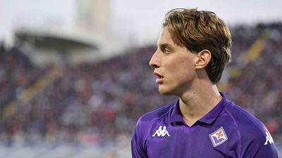Fiorentina's Edoardo Bove collapses on field, stable - WATCH