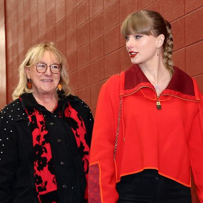 Taylor Swift's Family Invited the Entire Kelce Crew to "Festive and Special" Thanksgiving Dinner This Year Despite What Donna Kelce Said