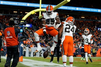 Jameis Winston rebounds from pick-six with TD pass to David Njoku