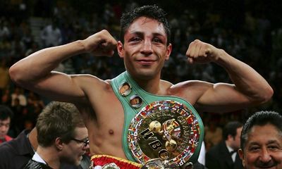 Israel Vázquez, dogged three-time world champion from Mexico, dies aged 46