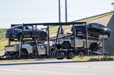 Heartbroken' Tesla Cybertruck Owner Claims Cold Weather Caused Car to Instantly Shut Down