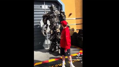 Megatron at Universal Studios Goes Viral for Roasting Young Fan Over 49ers' Struggles