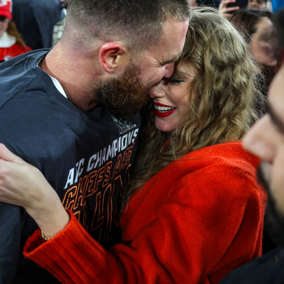 Taylor and Travis' sweet Christmas plans are going viral