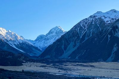 Weather hampers a search for 3 American and Canadian climbers missing on New Zealand's highest peak