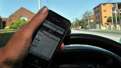 Smartphones still driving professionals to distraction