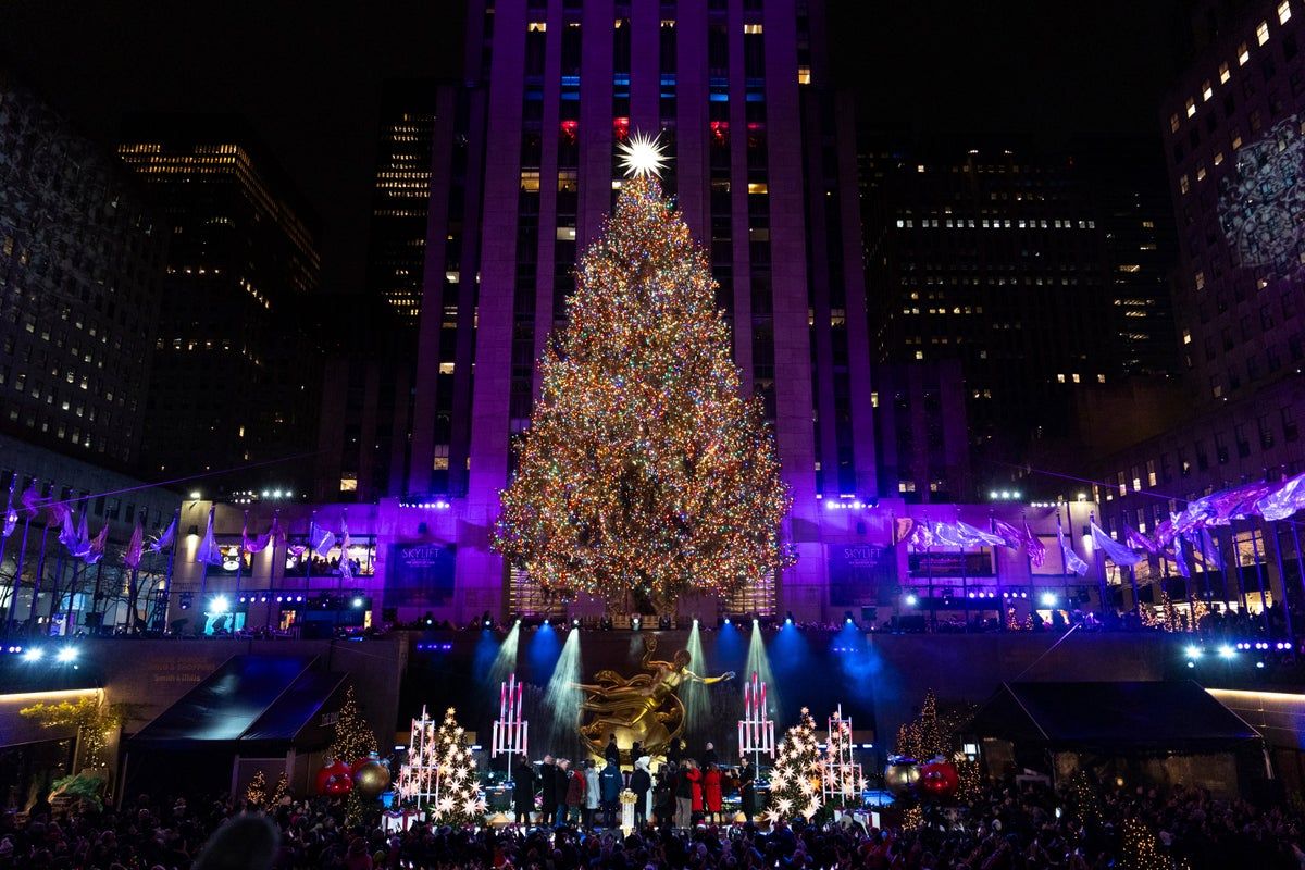 The Rockefeller Center Christmas tree lights up in New…