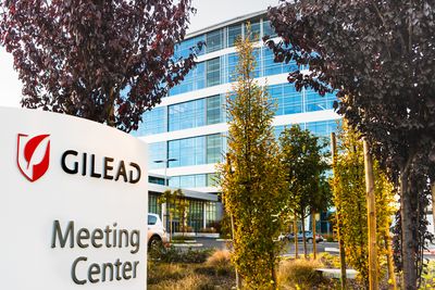 Gilead Sciences Stock: Is GILD Outperforming the Healthcare Sector?