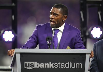 Vikings offer support for Randy Moss following health update