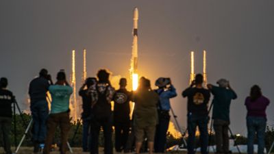 SpaceX Falcon 9 rocket launches Sirius XM radio satellite (video)