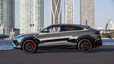 It Took Lamborghini 230 Hours to Paint This One-Off Urus SE