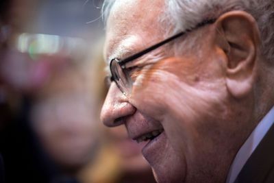 Warren Buffett used to gift his family $10,000 every Christmas—until he noticed they were spending it too fast