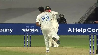 Beer snake forces late Marnus Labuschagne pull out, fuming Mohammed Siraj does this! Watch video