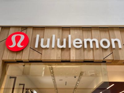 Lululemon's Strong Earnings and Share Buyback Push Analysts to Increase Price Forecast