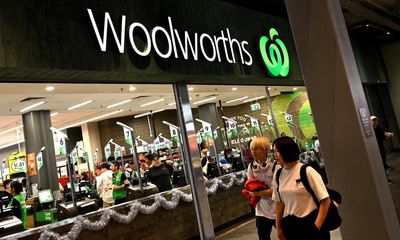 Woolworths workers vote to return to work ending two-week strike action