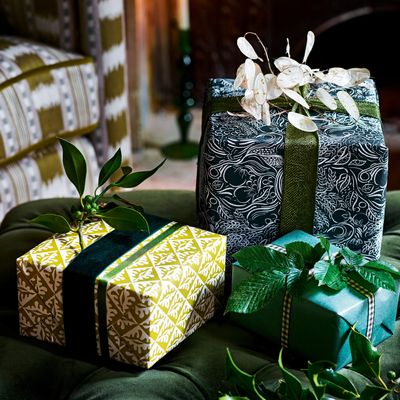 These 5 things always make Christmas wrapping easier and quicker – I won't wrap without them!