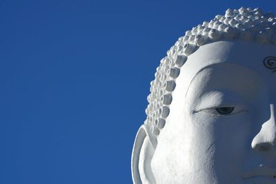 A huge Buddha statue appeared by a road in New Jersey. Then the worshippers came