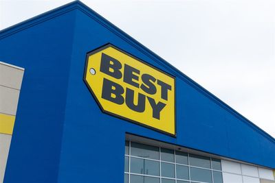 Here's Why Best Buy Stock Could Be a Gift for Investors in 2025