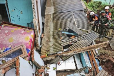 Indonesian Rescuers Recover Bodies After Devastating Flash Floods